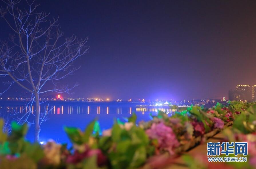 西安首個河景燈光秀點(diǎn)亮 浐灞邀您賞河景過大年