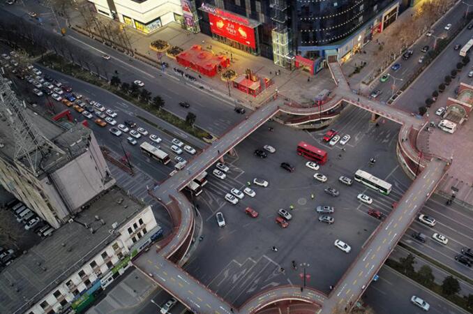 返程復(fù)工人員增多 西安城區(qū)道路車輛明顯增加