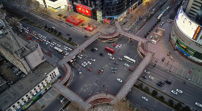 【無(wú)人機(jī)“瞰”陜西】返程復(fù)工人員增多 西安城區(qū)道路車輛明顯增加